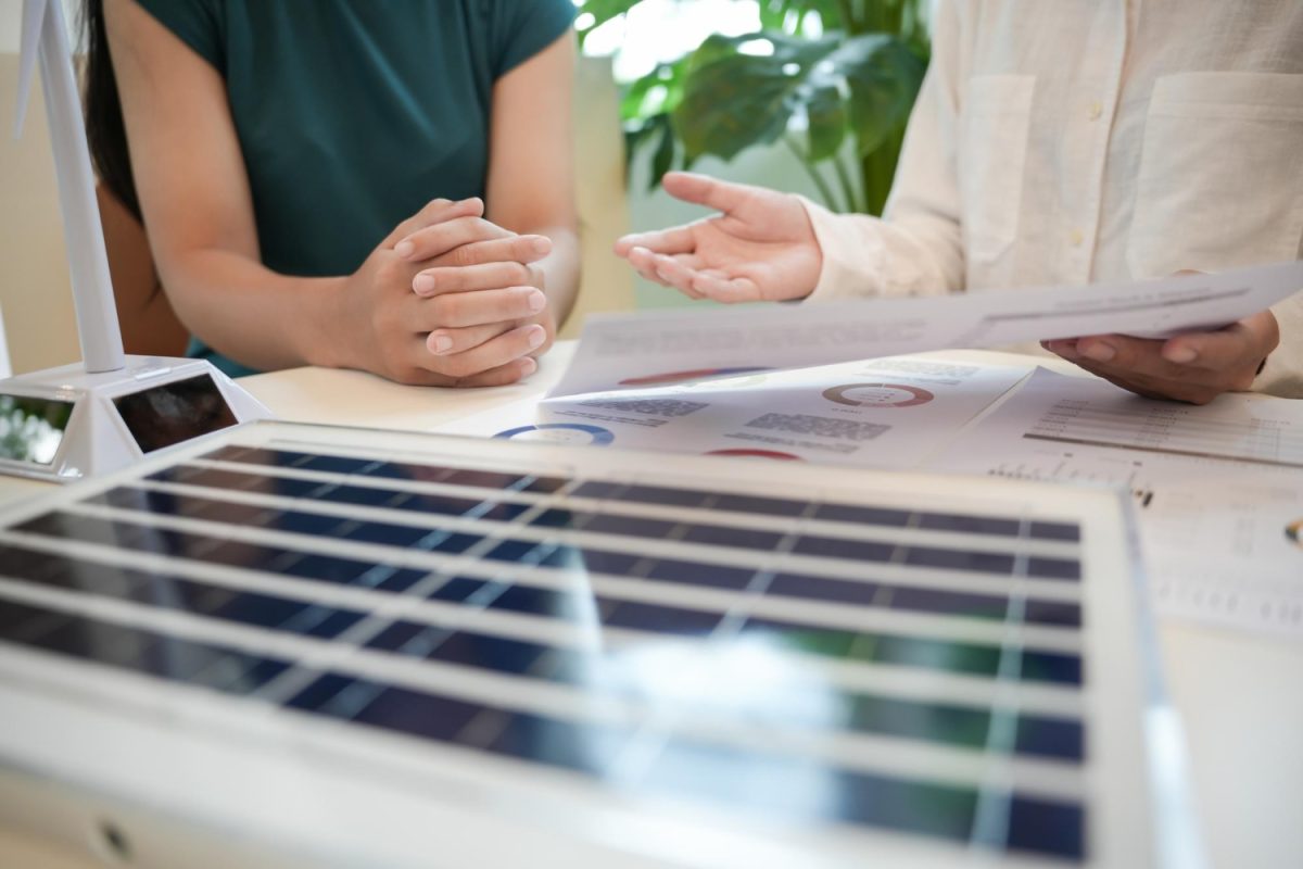 deux personnes étudient les devis proposés pour la pose de panneaux solaires