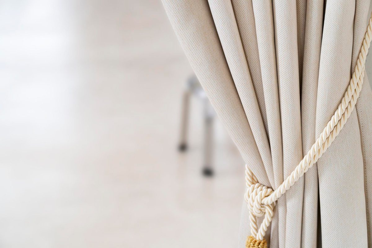 Vue rapprochée d'une corde attachée à un rideau à la maison