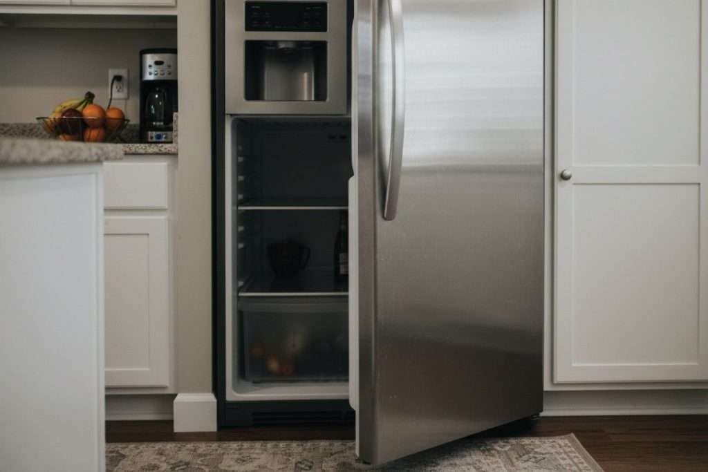 Frigo démarre 3 secondes puis s’arrête : les pannes et solutions