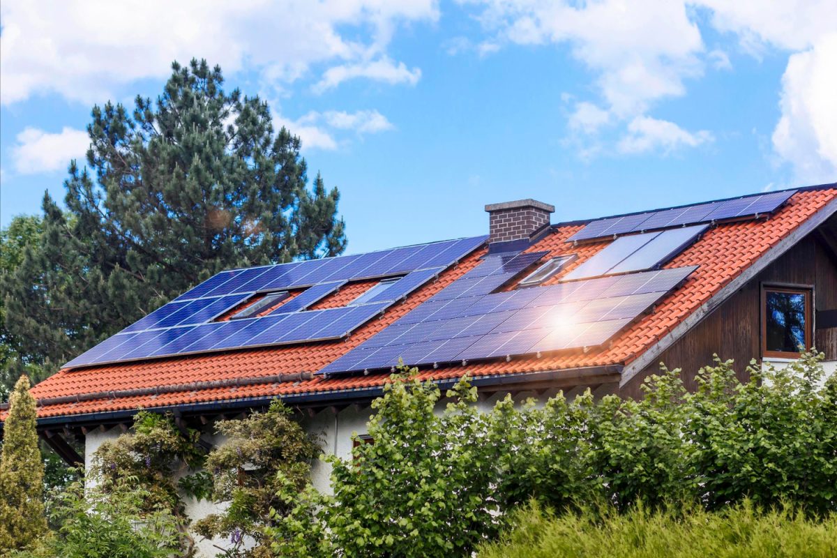 Panneaux solaires sur le toit de la maison avec réflexion du soleil