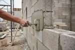 Rehausser un mur en parpaing existant : guide pratique