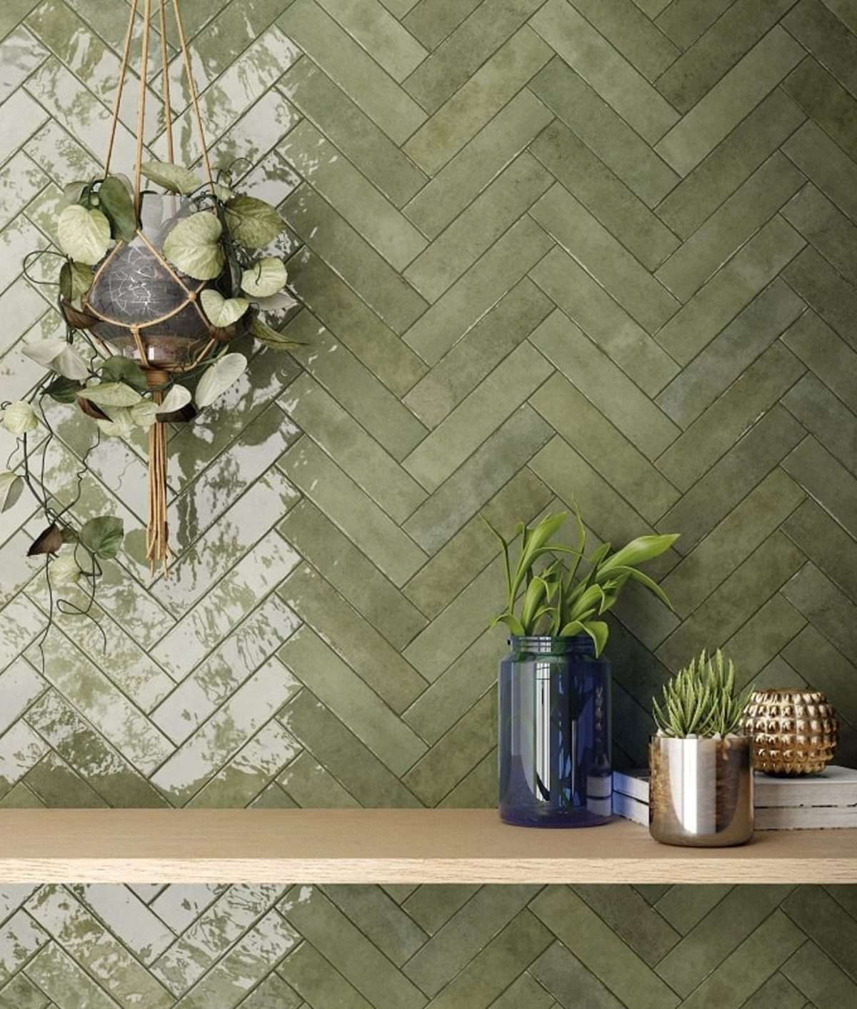 Zellige vert brillant en chevron sur un mur intérieur, étagère en bois avec plantes et déco Zellige vert brillant en chevron sur un mur intérieur, étagère en bois avec plantes et déco